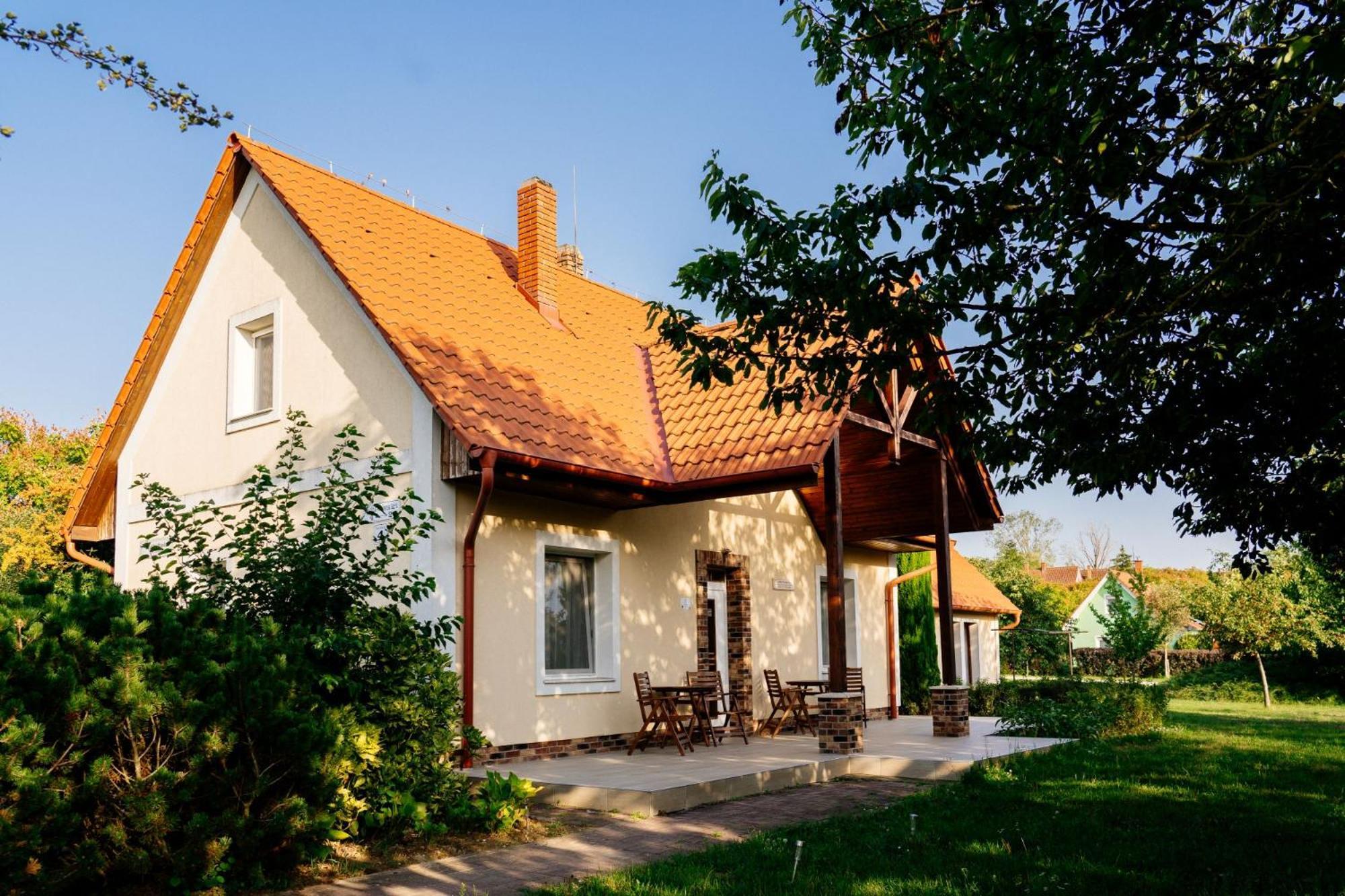 Gurudeva Bhavan Somogyvámos Exterior photo