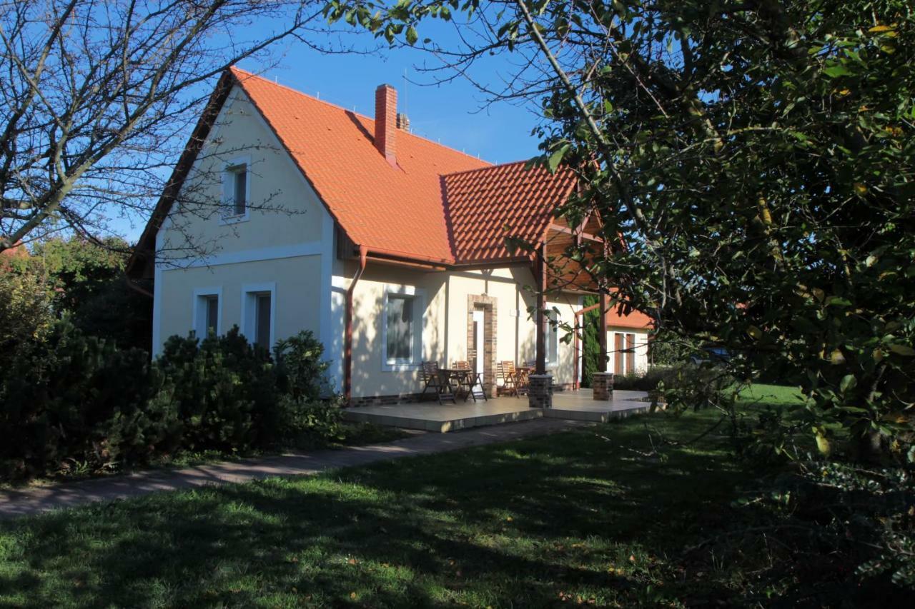 Gurudeva Bhavan Somogyvámos Exterior photo